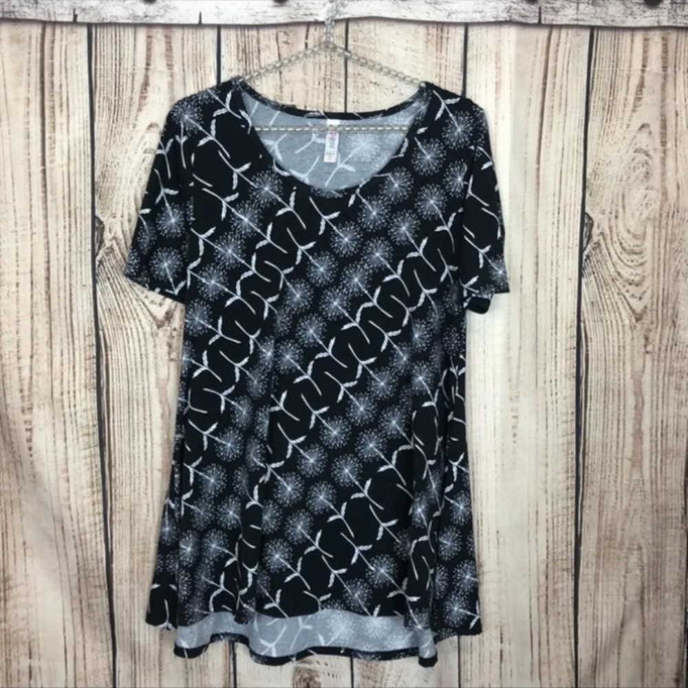 🔥5/$10🔥 LuLaRoe Black Printed Perfect T XS - Picture 1 of 7